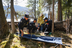 新疆阿勒泰：游客不慎摔伤 民警暖心救助
